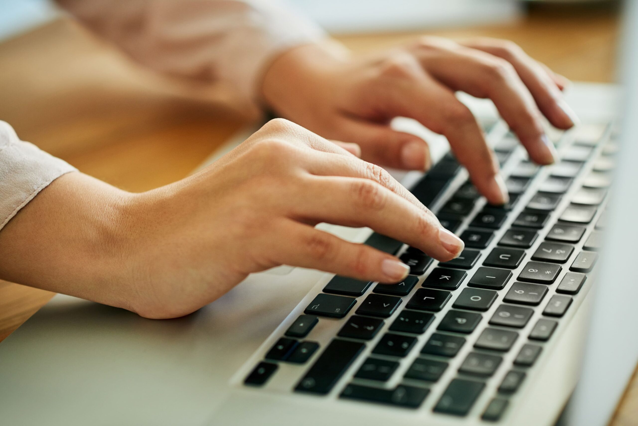 diseño web en valencia – trabajo de diseño en portatil