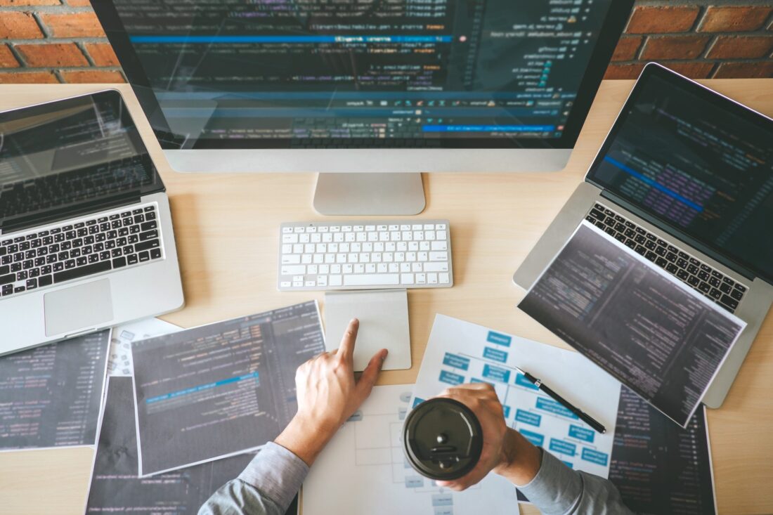 desarrollo web varios ordenadores mac.jpg