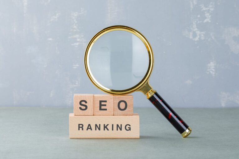 tarifas de posicionamiento SEO en Valencia - lupa son letras marrones seo