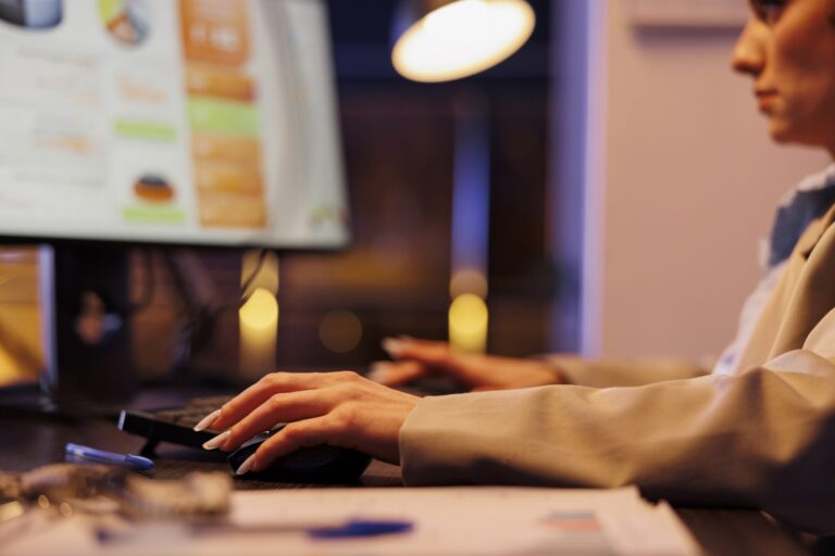 pagina web económica en valencia - mujer pc creando pagina web